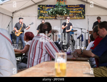 Berlin, Deutschland. 4. August 2017. Besucher sehen die Leistung einer Band während der 21. internationale Berliner Bierfestival in Berlin, Hauptstadt Deutschlands, am 4. August 2017. Die 3-Tages-Veranstaltung startete am Freitag, die voraussichtlich etwa 800.000 Besucher um etwa 2.400 Marken Biere präsentiert von 344 Brauereien aus 87 Ländern zu erleben. Bildnachweis: Shan Yuqi/Xinhua/Alamy Live-Nachrichten Stockfoto