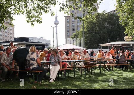 Berlin, Deutschland. 4. August 2017. Besucher schmecken Bier während der 21. internationale Berliner Bierfestival in Berlin, Hauptstadt Deutschlands, am 4. August 2017. Die 3-Tages-Veranstaltung startete am Freitag, die voraussichtlich etwa 800.000 Besucher um etwa 2.400 Marken Biere präsentiert von 344 Brauereien aus 87 Ländern zu erleben. Bildnachweis: Shan Yuqi/Xinhua/Alamy Live-Nachrichten Stockfoto