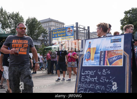 Berlin, Deutschland. 4. August 2017. Besucher schmecken Bier während der 21. internationale Berliner Bierfestival in Berlin, Hauptstadt Deutschlands, am 4. August 2017. Die 3-Tages-Veranstaltung startete am Freitag, die voraussichtlich etwa 800.000 Besucher um etwa 2.400 Marken Biere präsentiert von 344 Brauereien aus 87 Ländern zu erleben. Bildnachweis: Shan Yuqi/Xinhua/Alamy Live-Nachrichten Stockfoto