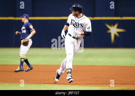 St. Petersburg, Florida, USA. 4. August 2017. WILL VRAGOVIC | Times.Tampa Bay Strahlen erster Basisspieler Lucas Duda (21) singles im ersten Inning des Spiels zwischen den Milwaukee Brewers und die Tampa Bay Rays im Tropicana Field in St. Petersburg, Florida am Freitag, 4. August 2017. Bildnachweis: Willen Vragovic/Tampa Bay Times / ZUMA Draht/Alamy Live News Stockfoto