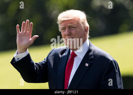 Washington, DC, USA. 4. August 2017. US-Präsident Donald Trump Gesten als er geht an Bord Marine One abfliegen für Urlaub in Bedminster, New Jersey, aus dem Süden Rasen des weißen Hauses in Washington, DC, USA am 4. August 2017. Bildnachweis: Ting Shen/Xinhua/Alamy Live-Nachrichten Stockfoto