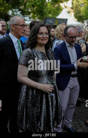 Worms, Deutschland. 4. August 2017. Andrea Nahles, die Bundesministerin für Arbeit und Soziales, ist an der Rezeption vor der Premiere abgebildet. Schauspieler, Politiker und andere VIPs besuchte die Premiere der 2017 Nibelungen Festspiele in Worms. Das Spiel im 16. Saison des Festivals heißt "Glow - Siegfried von Arabien" von Albert Ostermaier. Bildnachweis: Michael Debets/Alamy Live-Nachrichten Stockfoto