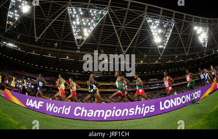 London, Großbritannien. 4. August 2017. Läufer konkurrieren Männer 10.000-Meter-Finale der 2017 IAAF World Championships in London, Großbritannien, 4. August 2017. Bildnachweis: Wang Lili/Xinhua/Alamy Live-Nachrichten Stockfoto