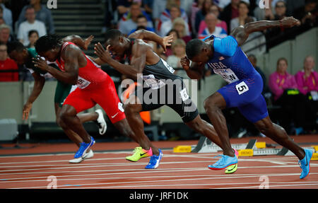 London, Großbritannien. 4. August 2017. Justin Gatlin (R) der Vereinigten Staaten sprintet in Herren 100 m Vorläufen der IAAF Weltmeisterschaften 2017 London Stadium in London, Großbritannien, am 4. August 2017. Bildnachweis: Wang Lili/Xinhua/Alamy Live-Nachrichten Stockfoto