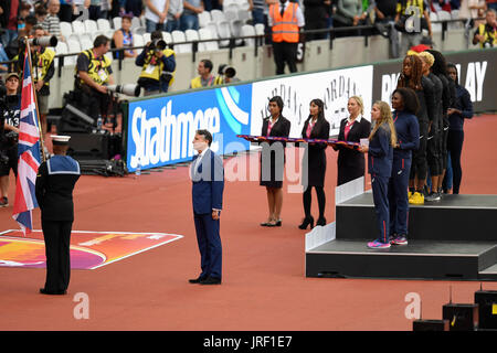 London, UK.  4. August 2017. IAAF-Präsidenten Sebastian Coe während der Nationalhymne nach der Präsentation Medaillen im London Stadium in der IAAF Weltmeisterschaften London 2017, beim ersten Tag der Sitzung am Abend.  Bildnachweis: Stephen Chung / Alamy Live News Stockfoto