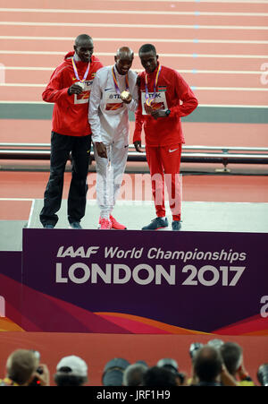 London, Großbritannien. 4. August 2017. Goldmedaillengewinner Großbritannien Mohamed Farah (C), steht mit Silber Medaillengewinner Uganda Joshua Kiprui Cheptegei (L) und Bronzemedaillengewinner Kenia Paul Kipngetich Tanui auf dem Podium nach Herren 10.000-Meter-Finale der 2017 IAAF World Championships in London, Großbritannien, am 4. August 2017. Mohamed Farah holte sich den Titel mit 26 Minuten und 49,51 Seceonds. Bildnachweis: Luo Huanhuan/Xinhua/Alamy Live-Nachrichten Stockfoto