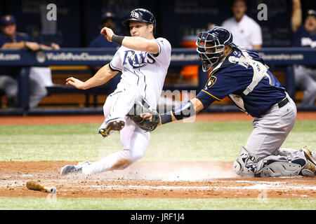 St. Petersburg, Florida, USA. 4. August 2017. WILL VRAGOVIC | Times.Tampa Bay Strahlen linker Feldspieler Verschlagwortet mit Corey Dickerson (10) von Milwaukee Brewers Catcher Manny Pina (9) versucht, die Gäste auf das Doppelte von Tampa Bay Rays dritte Baseman Evan Longoria (3) der siebte Inning des Spiels zwischen den Milwaukee Brewers und die Tampa Bay Rays im Tropicana Field in St. Petersburg, Florida am Freitag, 4. August 2017 enden. Bildnachweis: Willen Vragovic/Tampa Bay Times / ZUMA Draht/Alamy Live News Stockfoto