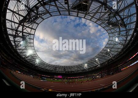 London, Großbritannien. 4. August 2017. Athleten kämpfen während der Frauen 1500 Meter Hitze am ersten Tag bei der Leichtathletik-Weltmeisterschaft in London, Großbritannien, am 4. August 2017. Bildnachweis: Han Yan/Xinhua/Alamy Live-Nachrichten Stockfoto