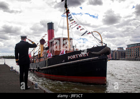 London, UK. 4. August 2017. Historische Dampf Schlepper Portway (1927) besucht HMS President base in der Nähe von Tower Bridge London UK. Der Behälter, der mit der britischen Navey im zweiten Weltkrieg arbeitete war begrüßte bu der Kommandant 08.04.2017 Credit: Martyn Goddard/Alamy Live News Stockfoto