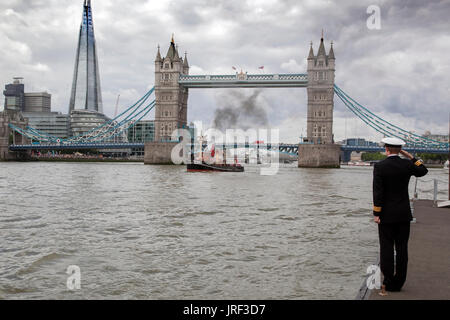 London, UK. 4. August 2017. Historische Dampf Schlepper Portway (1927) besucht HMS President base in der Nähe von Tower Bridge London UK. Der Behälter, der mit der britischen Navey im zweiten Weltkrieg arbeitete war begrüßte bu der Kommandant 08.04.2017 Credit: Martyn Goddard/Alamy Live News Stockfoto