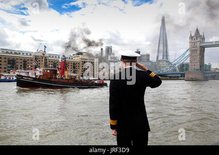 London, UK. 4. August 2017. Historische Dampf Schlepper Portway (1927) besucht HMS President base in der Nähe von Tower Bridge London UK. Der Behälter, der mit der britischen Navey im zweiten Weltkrieg arbeitete war begrüßte bu der Kommandant 08.04.2017 Credit: Martyn Goddard/Alamy Live News Stockfoto