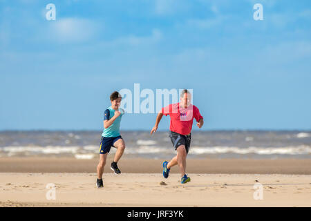 Southport, Merseyside, 5. August 2017. Großbritannien Wetter.   Ein schönen sonniger Start in den Tag über der Nordwestküste Englands als Hundebesitzer üben ihre geliebten Haustiere auf dem goldenen Sand von Southport Strand in Merseyside.  Bildnachweis: Cernan Elias/Alamy Live-Nachrichten Stockfoto