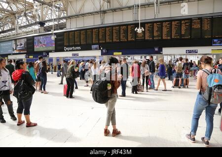 London Waterloo Station. London, UK. 5. August 2017. Pendler in London Waterloo. Tausende der Fahrgäste im Eisenbahnverkehr stehen mehr als drei Wochen Reisechaos Großbritanniens verkehrsreichste Bahnhof London Waterloo Station. Zehn Plattformen werden ab heute, 5 August bis 28 August als Arbeit über ein Großprojekt engineering ermöglichen längere beginnt trainiert auf Vorstadtwege ab Dezember 2018 geschlossen. Bildnachweis: Dinendra Haria/Alamy Live-Nachrichten Stockfoto