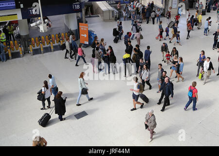 London Waterloo Station. London, UK. 5. August 2017. Pendler in London Waterloo. Tausende der Fahrgäste im Eisenbahnverkehr stehen mehr als drei Wochen Reisechaos Großbritanniens verkehrsreichste Bahnhof London Waterloo Station. Zehn Plattformen werden ab heute, 5 August bis 28 August als Arbeit über ein Großprojekt engineering ermöglichen längere beginnt trainiert auf Vorstadtwege ab Dezember 2018 geschlossen. Bildnachweis: Dinendra Haria/Alamy Live-Nachrichten Stockfoto