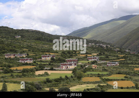 Daofu. 4. August 2017. Foto aufgenommen am 4. August 2017 zeigt Daofu tibetischen Häuser in Daofu County, der südwestlichen chinesischen Provinz Sichuan. Daofu tibetischen Häuser sind bekannt als "Bengke". Auf Tibetisch "Beng" bedeutet "gebaut und unterstützt von Holz" und "Ke" bedeutet "Häuser". Daofu tibetischen Häuser haben Rahmen aus Protokollen und Wand mit Lehm oder Stein Stück gebaut. Ihre Holzkonstruktionen sind in der Regel braun mit rot und Dächer weiß gestrichen. Diese Häuser sind in der Regel am Fuße eines Hügels und an einem Bach gelegen. Bildnachweis: Jiang Hongjing/Xinhua/Alamy Live-Nachrichten Stockfoto