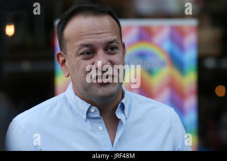 Belfast, Nordirland. 5. August 2017. Taoiseach Leo Varadkar spricht die Presse heute Morgen vor der Teilnahme an einem CSD-Frühstück an der nördlichen Whig-Bar in Belfast. Bildnachweis: Laura Hutton/Alamy Live-Nachrichten. Stockfoto