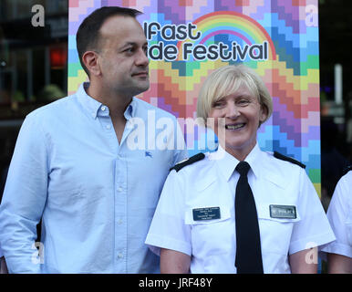 Belfast, Nordirland. 5. August 2017. Taoiseach Leo Varadkar posiert mit Mitgliedern der Police Service of Northern Ireland LGBT-Netzwerk, einschließlich der T/Assistant Chief Constable Barbara Gray, neben Mitgliedern des An Garda Siochana heute Morgen vor der Teilnahme an einem CSD-Frühstück an der nördlichen Whig-Bar in Belfast. Dies ist das erste Mal, die Mitglieder von der Polizei in der CSD-Parade in Uniform marschieren werden. Gardai wurden auch Gieven Erlaubnis, ihre Uniformen in der Parade zu tragen. Bildnachweis: Laura Hutton/Alamy Live-Nachrichten. Stockfoto