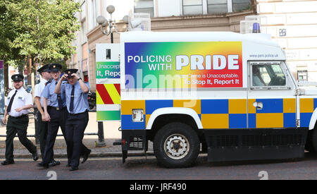 Belfast, Nordirland. 5. August 2017. Mitglieder des Netzwerks Police Service of Northern Ireland LGBT neben Mitgliedern der An Garda Siochana raus PSNI Fahrzeug heute Morgen bei einem stolz-Frühstück-Event an der nördlichen Whig-Bar in Belfast an Taoiseach Leo Varadkar. Dies ist das erste Mal, die Mitglieder von der Polizei in der CSD-Parade in Uniform marschieren werden. Gardai wurden auch Gieven Erlaubnis, ihre Uniformen in der Parade zu tragen. Bildnachweis: Laura Hutton/Alamy Live-Nachrichten. Stockfoto