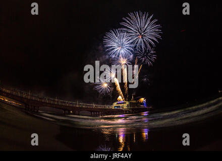 Bournemouth, UK 4. August 2017, Feuerwerk am Bournemouth Pier. Bildnachweis: Charlie Raven/Alamy Live-Nachrichten Stockfoto