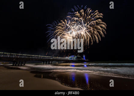 Bournemouth, UK 4. August 2017, Feuerwerk am Bournemouth Pier. Bildnachweis: Charlie Raven/Alamy Live-Nachrichten Stockfoto