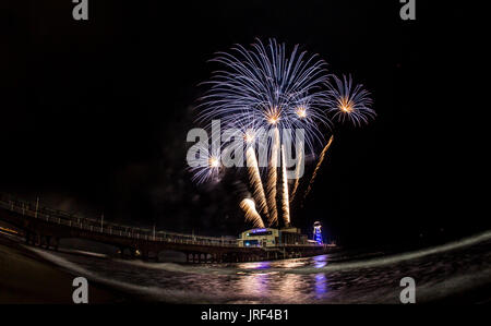 Bournemouth, UK 4. August 2017, Feuerwerk am Bournemouth Pier. Bildnachweis: Charlie Raven/Alamy Live-Nachrichten Stockfoto