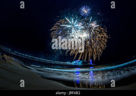 Bournemouth, UK 4. August 2017, Feuerwerk am Bournemouth Pier. Bildnachweis: Charlie Raven/Alamy Live-Nachrichten Stockfoto
