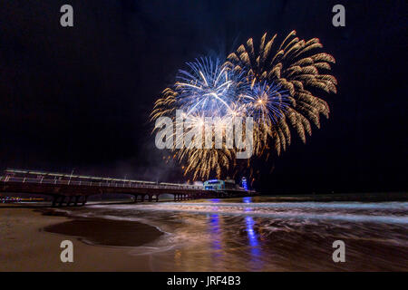 Bournemouth, UK 4. August 2017, Feuerwerk am Bournemouth Pier. Bildnachweis: Charlie Raven/Alamy Live-Nachrichten Stockfoto