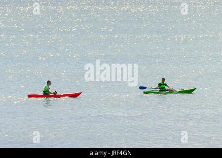 Lyme Regis, Dorset, UK.  5. August 2017.  Großbritannien Wetter.  Urlauber mit Kajaks, genießen Sie den Morgen Sunhine im Badeort von Lyme Regis in Dorset.  Bildnachweis: Graham Hunt/Alamy Live-Nachrichten Stockfoto