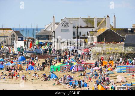 Lyme Regis, Dorset, UK.  5. August 2017.  Großbritannien Wetter.  Sonnenanbeter am Strand und genießen den Morgen Sunhine im Badeort von Lyme Regis in Dorset.  Bildnachweis: Graham Hunt/Alamy Live-Nachrichten Stockfoto