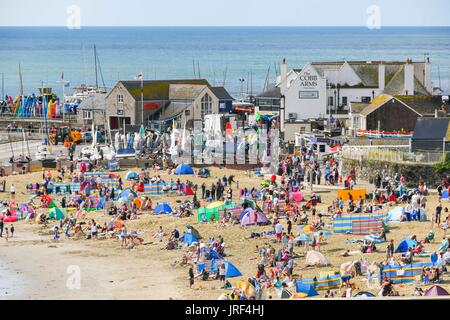 Lyme Regis, Dorset, UK.  5. August 2017.  Großbritannien Wetter.  Sonnenanbeter am Strand und genießen den Morgen Sunhine im Badeort von Lyme Regis in Dorset.  Bildnachweis: Graham Hunt/Alamy Live-Nachrichten Stockfoto