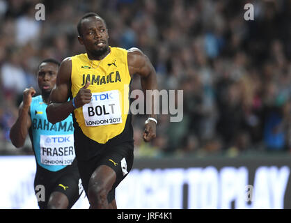 London, Großbritannien. 4. August 2017. Usain Bolt (R) aus Jamaika gewinnt seine erste 100-Meter-Lauf bei den Weltmeisterschaften 2017 London in der Leichtathletik im Olympiastadion in London, Großbritannien, 4. August 2017. Warren Fraser von den Bahamas im Hintergrund. Foto: Bernd Thissen/Dpa/Alamy Live News Stockfoto