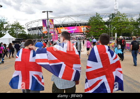 London, Großbritannien. 4. August 2017. Besucher mit britischen Flaggen kommen zu den 2017-London-Weltmeisterschaften in der Leichtathletik bei den Olympischen Stadion in London, Großbritannien, 4. August 2017. Foto: Bernd Thissen/Dpa/Alamy Live News Stockfoto