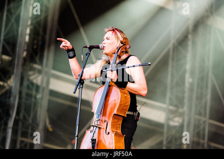 Eicca Toppinen, Cellist mit die finnische Cello-Metal-Band Apocalyptica, im Gespräch mit den Fans auf der Bühne härter, der das Wacken Open Air Festival in Wacken, Deutschland, 4. August 2017. Wacken Open Air findet zwischen 03 und 5. August 2017. Foto: Christophe Gateau/dpa Stockfoto