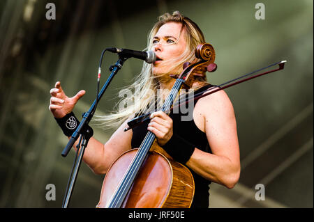 Eicca Toppinen, Cellist mit die finnische Cello-Metal-Band Apocalyptica, im Gespräch mit den Fans auf der Bühne härter, der das Wacken Open Air Festival in Wacken, Deutschland, 4. August 2017. Wacken Open Air findet zwischen 03 und 5. August 2017. Foto: Christophe Gateau/dpa Stockfoto