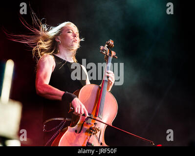 Eicca Toppinen, Cellist mit die finnische Cello-Metal-Band Apocalyptica spielen auf der Bühne härter, der das Wacken Open Air Festival in Wacken, Deutschland, 4. August 2017. Wacken Open Air findet zwischen 03 und 5. August 2017. Foto: Christophe Gateau/dpa Stockfoto