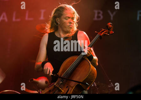 Eicca Toppinen, Cellist mit die finnische Cello-Metal-Band Apocalyptica spielen auf der Bühne härter, der das Wacken Open Air Festival in Wacken, Deutschland, 4. August 2017. Wacken Open Air findet zwischen 03 und 5. August 2017. Foto: Christophe Gateau/dpa Stockfoto