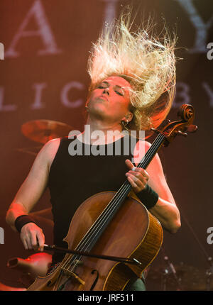 Eicca Toppinen, Cellist mit die finnische Cello-Metal-Band Apocalyptica spielen auf der Bühne härter, der das Wacken Open Air Festival in Wacken, Deutschland, 4. August 2017. Wacken Open Air findet zwischen 03 und 5. August 2017. Foto: Christophe Gateau/dpa Stockfoto