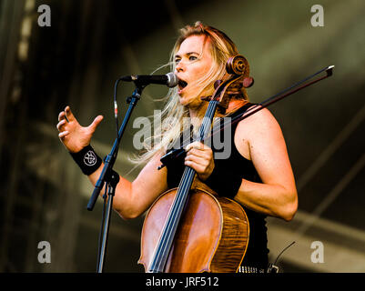 Eicca Toppinen, Cellist mit die finnische Cello-Metal-Band Apocalyptica, im Gespräch mit den Fans auf der Bühne härter, der das Wacken Open Air Festival in Wacken, Deutschland, 4. August 2017. Wacken Open Air findet zwischen 03 und 5. August 2017. Foto: Christophe Gateau/dpa Stockfoto