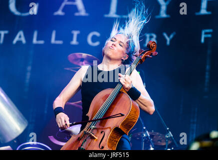 Eicca Toppinen, Cellist mit die finnische Cello-Metal-Band Apocalyptica spielen auf der Bühne härter, der das Wacken Open Air Festival in Wacken, Deutschland, 4. August 2017. Wacken Open Air findet zwischen 03 und 5. August 2017. Foto: Christophe Gateau/dpa Stockfoto