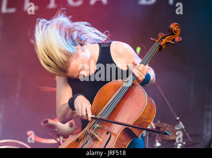 Eicca Toppinen, Cellist mit die finnische Cello-Metal-Band Apocalyptica spielen auf der Bühne härter, der das Wacken Open Air Festival in Wacken, Deutschland, 4. August 2017. Wacken Open Air findet zwischen 03 und 5. August 2017. Foto: Christophe Gateau/dpa Stockfoto