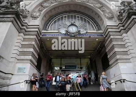 London, UK. 5. August 2017. London Waterloo Station. Tausende der Fahrgäste im Eisenbahnverkehr stehen mehr als drei Wochen Reisechaos Großbritanniens verkehrsreichste Bahnhof London Waterloo Station. Zehn Plattformen werden ab heute, 5 August bis 28 August als Arbeit über ein Großprojekt engineering ermöglichen längere beginnt trainiert auf Vorstadtwege ab Dezember 2018 geschlossen. Bildnachweis: Dinendra Haria/Alamy Live-Nachrichten Stockfoto