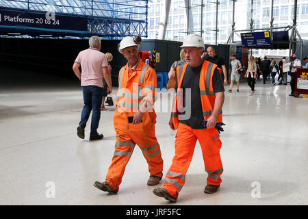 London, UK. 5. August 2017. Arbeiter in London Waterloo. Tausende der Fahrgäste im Eisenbahnverkehr stehen mehr als drei Wochen Reisechaos Großbritanniens verkehrsreichste Bahnhof London Waterloo Station. Zehn Plattformen werden ab heute, 5 August bis 28 August als Arbeit über ein Großprojekt engineering ermöglichen längere beginnt trainiert auf Vorstadtwege ab Dezember 2018 geschlossen. Bildnachweis: Dinendra Haria/Alamy Live-Nachrichten Stockfoto