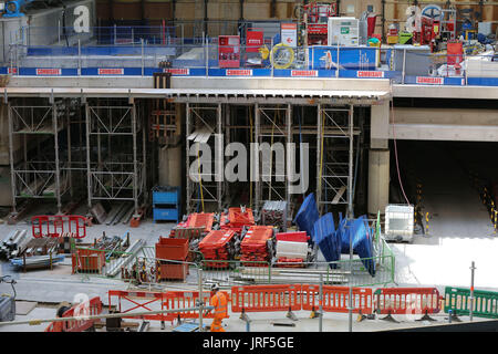 London, UK. 5. August 2017. Technik funktioniert Raum. Tausende der Fahrgäste im Eisenbahnverkehr stehen mehr als drei Wochen Reisechaos Großbritanniens verkehrsreichste Bahnhof London Waterloo Station. Zehn Plattformen werden ab heute, 5 August bis 28 August als Arbeit über ein Großprojekt engineering ermöglichen längere beginnt trainiert auf Vorstadtwege ab Dezember 2018 geschlossen. Bildnachweis: Dinendra Haria/Alamy Live-Nachrichten Stockfoto