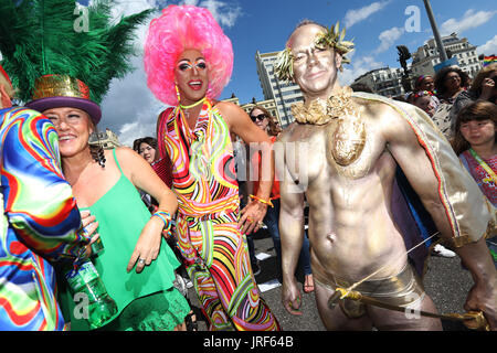 Brighton, UK. 5. August 2017. Teilnahme an der jährlichen Brighton Pride Parade in der Stadt am Meer, UK, Samstag, 5. August 2017. 2017 ist der 50. Jahrestag der Entkriminalisierung der Homosexualität in der UK zu fotografieren: Credit: Luke MacGregor/Alamy Live News Stockfoto