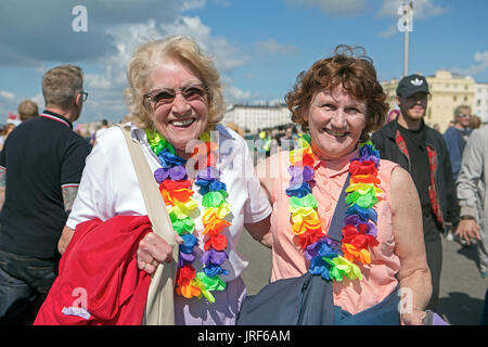 Dies ist die Brighton Stolz 2017 Parade. Eine Förderung der Rechte für die lgbtq Community. Die Parade entlang der Küste von Brighton & Hove Beginn 11:00 Uhr von Hove Rasen entlang der Küste und durch Brighton City Centre. 5. August 2017. Stockfoto