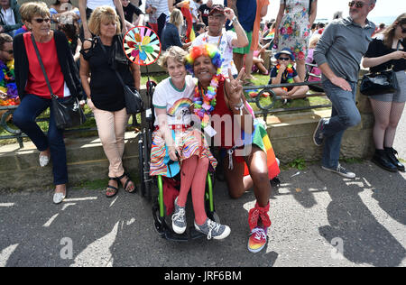 Brighton, UK. 5. August 2017. Tausende teilnehmen an der Brighton and Hove Pride Community Parade durch die Stadt an einem schönen warmen sonnigen Tag. Erwartet werden mehr als 300000 Besucher zu besuchen und feiern Sie den Summer Of Love und Carnival of Diversity in Britains größte LGBT-Veranstaltung über das Wochenende Credit: Simon Dack/Alamy Live News Stockfoto