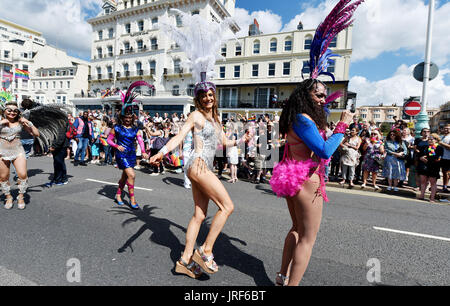 Brighton, UK. 5. August 2017. Tausende teilnehmen an der Brighton and Hove Pride Community Parade durch die Stadt an einem schönen warmen sonnigen Tag. Erwartet werden mehr als 300000 Besucher zu besuchen und feiern Sie den Summer Of Love und Carnival of Diversity in Britains größte LGBT-Veranstaltung über das Wochenende Credit: Simon Dack/Alamy Live News Stockfoto