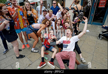 Brighton, UK. 5. August 2017. Party Gänger genießen Themaselves, wie Tausende in Brighton und Hove Pride Community Parade durch die Stadt an einem schönen warmen sonnigen Tag teilnehmen. Erwartet werden mehr als 300000 Besucher zu besuchen und feiern Sie den Summer Of Love und Carnival of Diversity in Britains größte LGBT-Veranstaltung über das Wochenende Credit: Simon Dack/Alamy Live News Stockfoto