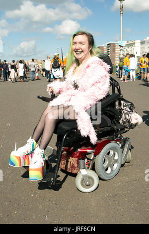 Brighton, UK. 5. August 2017. Dies ist die Brighton Gay Pride 2017 Parade. Förderung der Rechte der LGBT-Gemeinschaft Partystimmung. Die Parade ging entlang der Strandpromenade von Brighton & Hove ab 11:00 von Hove Wiesen entlang der Küste und durch die Innenstadt von Brighton. 5. August 2017. Bildnachweis: David Smith/Alamy Live-Nachrichten Stockfoto