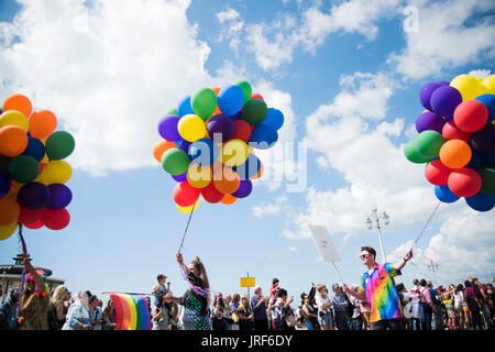 Leute feiern gay-Pride, Brighton, 5. August 2017 Stockfoto